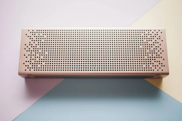 Renkli arkaplanda taşınabilir bluetooth hoparlörleri 