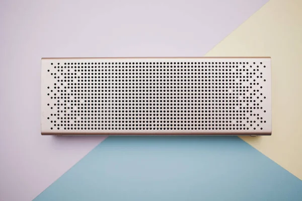 Renkli arkaplanda taşınabilir bluetooth hoparlörleri 