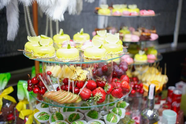 Wedding Candy Bar Decoratie Setup Met Heerlijke Taarten Snoep — Stockfoto