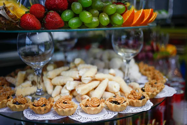 Impostazione Decorazione Caramelle Sposa Con Deliziose Torte Dolci — Foto Stock