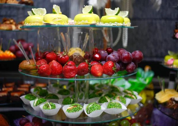 Wedding Candy Bar Decoratie Setup Met Heerlijke Taarten Snoep — Stockfoto