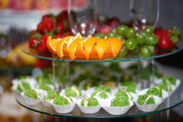 Configuración Decoración Barra Caramelo Boda Con Deliciosos Pasteles Dulces —  Fotos de Stock