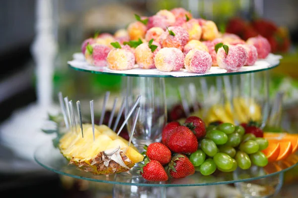 Impostazione Decorazione Caramelle Sposa Con Deliziose Torte Dolci — Foto Stock