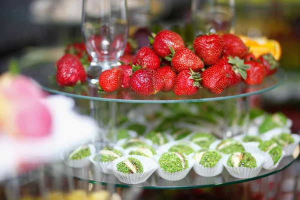 Wedding Candy Bar Decoratie Setup Met Heerlijke Taarten Snoep — Stockfoto