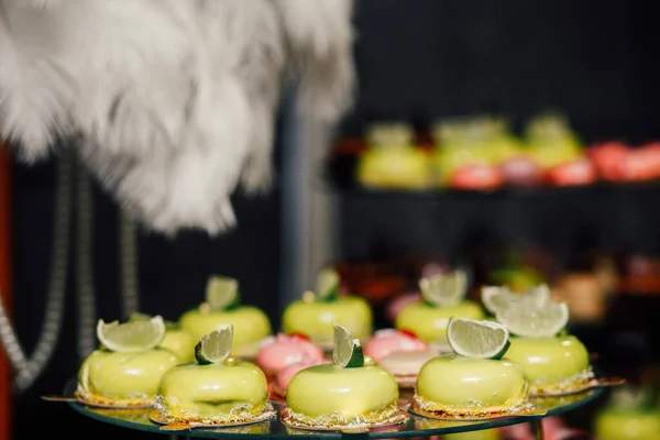 Impostazione Decorazione Caramelle Sposa Con Deliziose Torte Dolci — Foto Stock