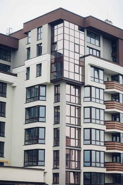 Modern Appartementencomplex Zonnige Dag Met Een Hemel Voorzijde Van Een — Stockfoto