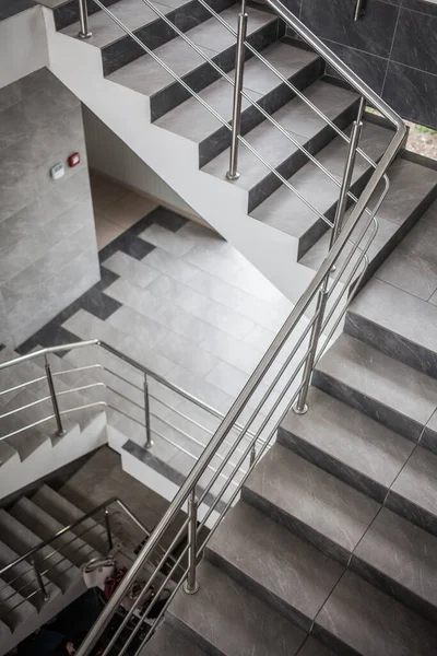 手すりや階段の現代的なデザインは — ストック写真