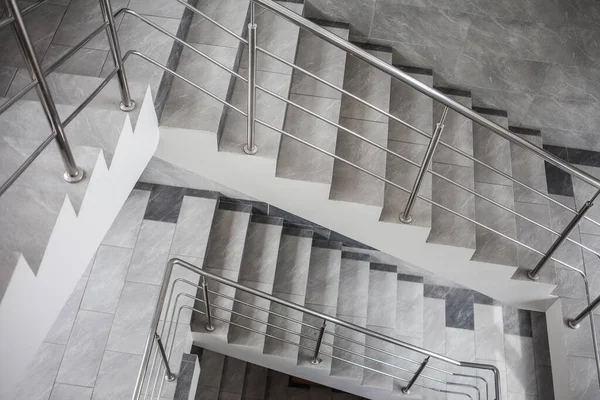 手すりや階段の現代的なデザインは — ストック写真