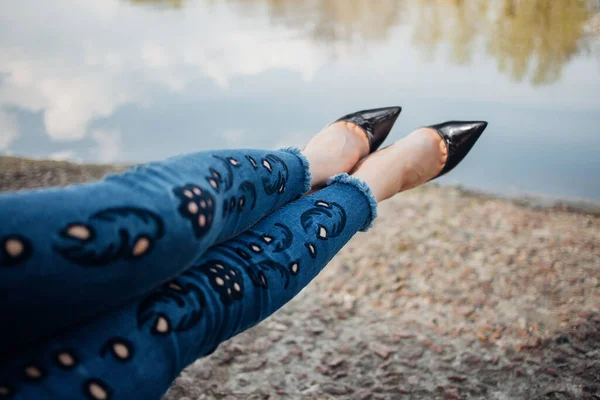 Mujer Con Tacones Altos Negros Primer Plano Las Piernas Femeninas —  Fotos de Stock