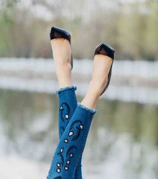 Mujer Con Tacones Altos Negros Primer Plano Las Piernas Femeninas —  Fotos de Stock