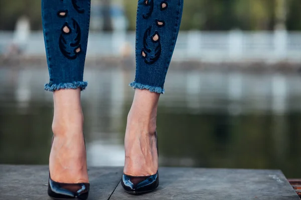 Mujer Con Tacones Altos Negros Primer Plano Las Piernas Femeninas —  Fotos de Stock