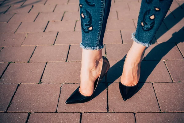 Женщина Черных Каблуках Крупный План Женских Ног Высоких Каблуках — стоковое фото