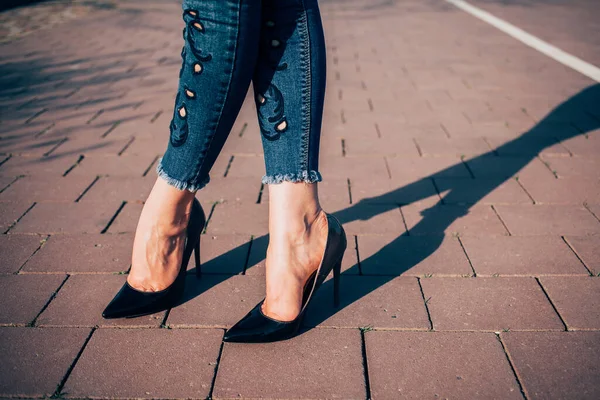 Žena Černých Vysokých Podpatcích Detailní Záběr Ženských Nohou Vysokých Podpatcích — Stock fotografie