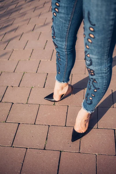 Mujer Con Tacones Altos Negros Primer Plano Las Piernas Femeninas —  Fotos de Stock