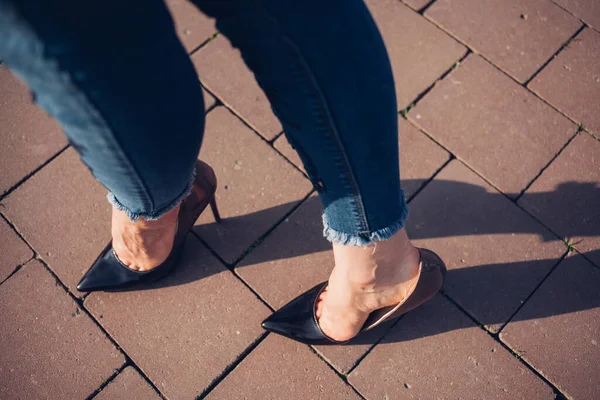 Mujer Con Tacones Altos Negros Primer Plano Las Piernas Femeninas —  Fotos de Stock