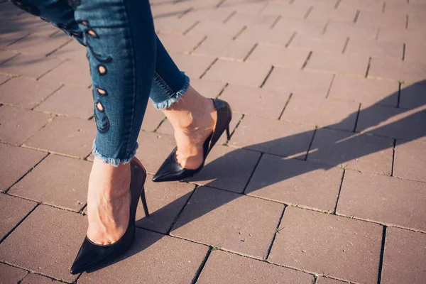 Mujer Con Tacones Altos Negros Primer Plano Las Piernas Femeninas —  Fotos de Stock