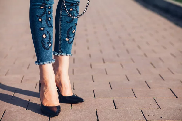 Siyah topuklu bir kadın. Yüksek topuklu kadın bacaklarının yakınlaşması