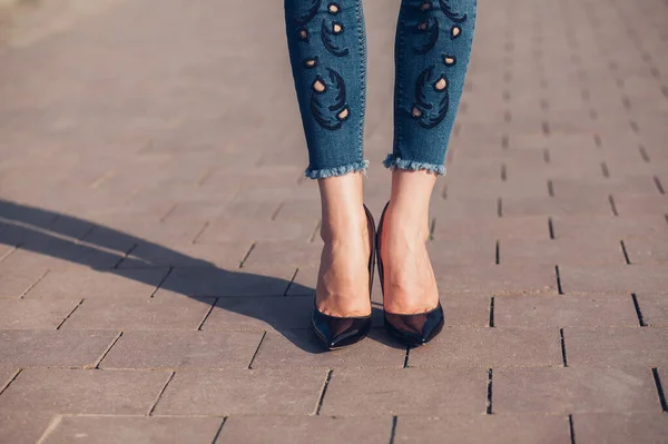 Женщина Черных Каблуках Крупный План Женских Ног Высоких Каблуках — стоковое фото