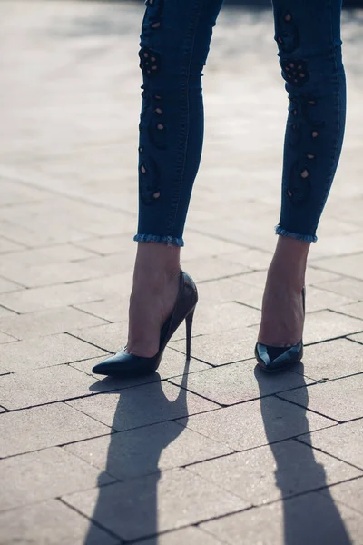 Siyah Topuklu Bir Kadın Yüksek Topuklu Kadın Bacaklarının Yakınlaşması — Stok fotoğraf