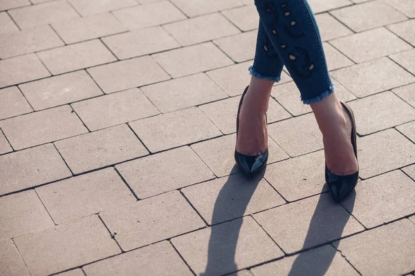 Siyah Topuklu Bir Kadın Yüksek Topuklu Kadın Bacaklarının Yakınlaşması — Stok fotoğraf