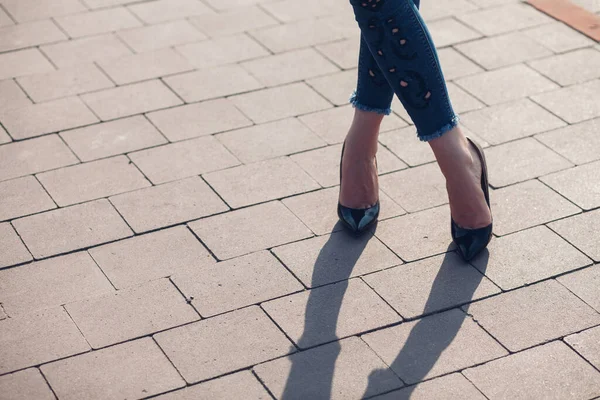 穿黑高跟鞋的女人高跟鞋中女性腿的紧身衣 — 图库照片