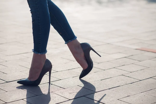 Žena Černých Vysokých Podpatcích Detailní Záběr Ženských Nohou Vysokých Podpatcích — Stock fotografie