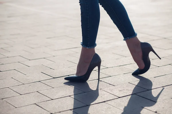 Mujer Con Tacones Altos Negros Primer Plano Las Piernas Femeninas — Foto de Stock