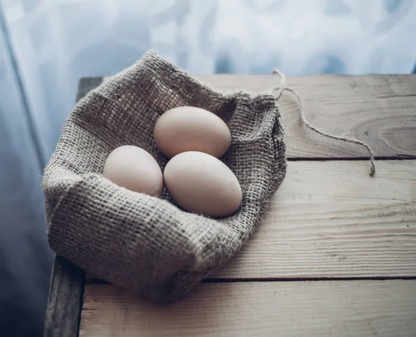 Крупный План Куриные Яйца Деревянной Скамейке — стоковое фото