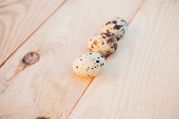 Kwarteleitjes Houten Ondergrond — Stockfoto