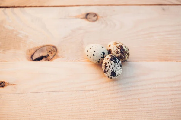 Ahşap Arka Planda Bıldırcın Yumurtaları — Stok fotoğraf
