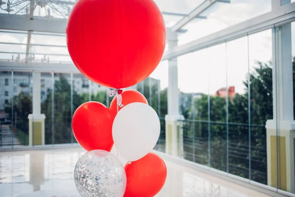 Renkli Balonlar Tatil Masasına Yakın Parlak Kutlama Dekorasyonu — Stok fotoğraf