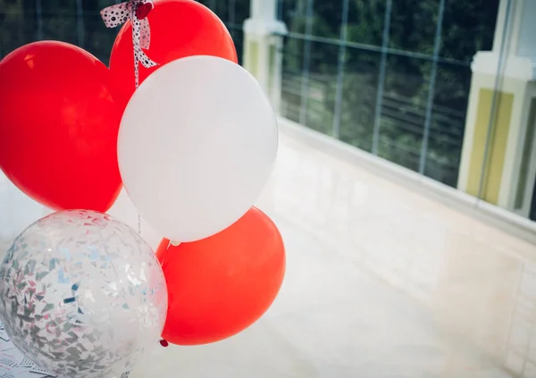 Bunte Luftballons Zum Festtagstisch Bunte Dekoration Zum Feiern — Stockfoto