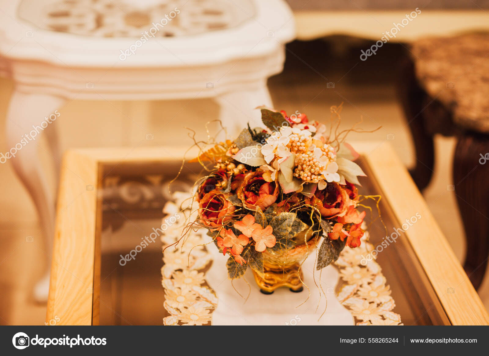 Ramillete Flores Sobre Mesa: fotografía de stock © trynkalo #558265244 |  Depositphotos