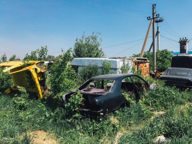 Eski, kullanılmış, hurdaya dönmüş arabaların geri dönüşümü. Hurdalıklarda parçaların sökülmesi