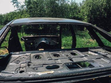 Eski, kullanılmış, hurdaya dönmüş arabaların geri dönüşümü. Hurdalıklarda parçaların sökülmesi