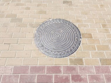 Demir kanalizasyon kapağı ya da bir caddeye dere kapağı atın.