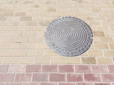 Demir kanalizasyon kapağı ya da bir caddeye dere kapağı atın.