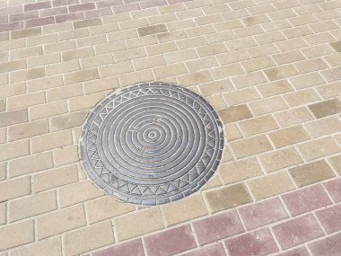 Demir kanalizasyon kapağı ya da bir caddeye dere kapağı atın.