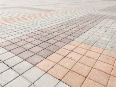 Değişik renklerde taş yontmalar, gündüz vakti yakın çekim. 