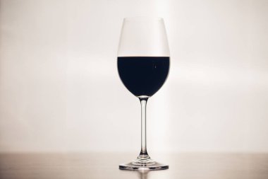 Kırmızı şarap kadehi beyaz arkaplanda izole edilmiş.