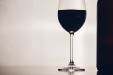 Kırmızı şarap kadehi beyaz arkaplanda izole edilmiş.