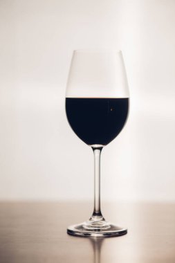 Kırmızı şarap kadehi beyaz arkaplanda izole edilmiş.