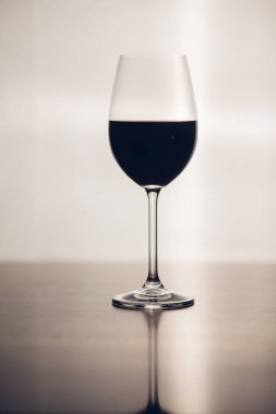 Kırmızı şarap kadehi beyaz arkaplanda izole edilmiş.