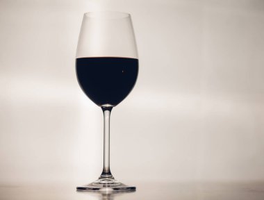 Kırmızı şarap kadehi beyaz arkaplanda izole edilmiş.