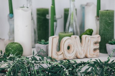 Yazıt aşkı, mumların etrafında, stüdyodaki dekorasyonlar.