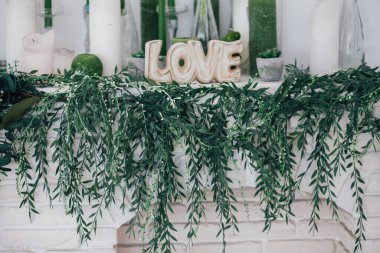 Yazıt aşkı, mumların etrafında, stüdyodaki dekorasyonlar.