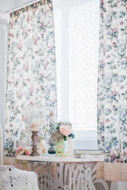 Stüdyo dizaynında çiçekler, iç dekorasyon. 