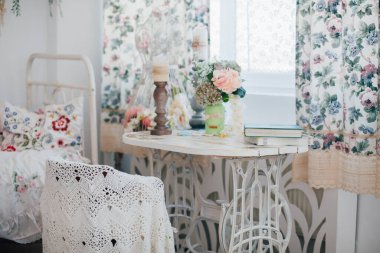 Stüdyo dizaynında çiçekler, iç dekorasyon. 