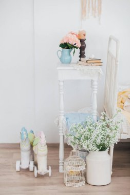 Stüdyo dizaynında çiçekler, iç dekorasyon. 