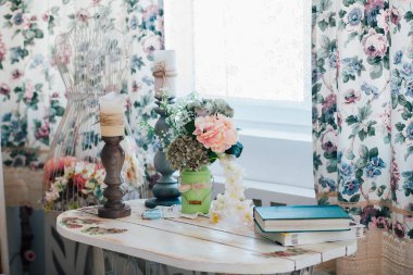 Stüdyo dizaynında çiçekler, iç dekorasyon. 